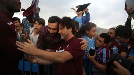 Trabzonsporlu futbolcular Erzurum'da yağmurlu havada taraftarıyla buluştu