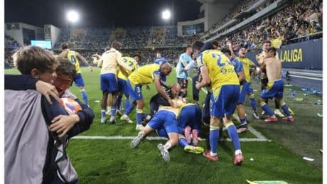 Remontada de locura ante un Almería con nueve en un polémico derbi