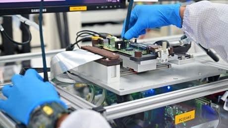 En su obsesión por torpedear la industria china de chips, EEUU quiere bloquear un esencial para fabricarlos: el software, según FT