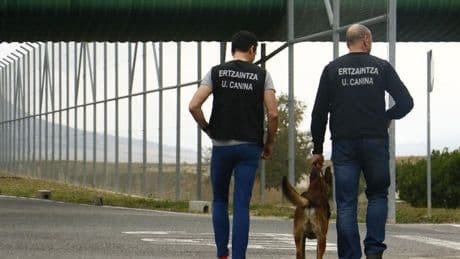 La Ertzaintza halla en un súper de Bilbao al preso fugado de la cárcel vasca de Zaballa