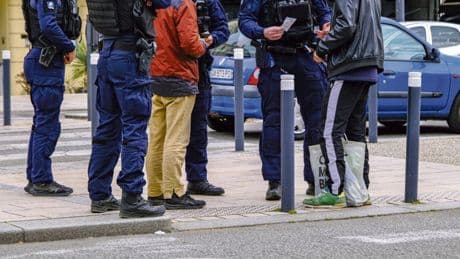 Fichage des étrangers en situation régulière : la politique Retailleau devant la justice