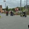 KIJK. Levensgevaarlijke taferelen: fietsers en brommers negeren gesloten spooroverweg aan Gentse grens