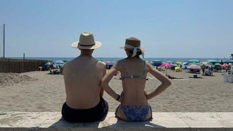 Ostia, una giornata al mare con 10 euro: la domenica in spiaggia libera tra borse frigo e cocomero. I consigli per risparmiare