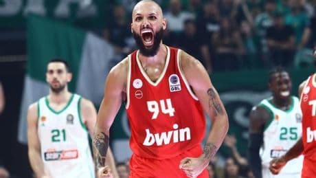 Un gesto de masturbación, una antideportiva y un no al banderín: el 'espectáculo' de la Liga Griega