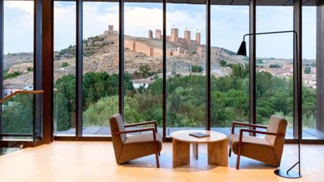 Abre un nuevo Parador en un pueblo de Guadalajara: un edificio vanguardistas con vistas a un castillo