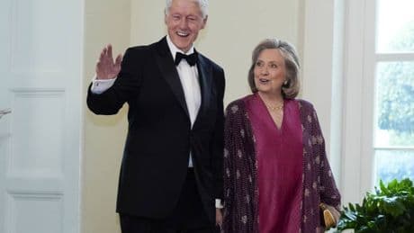 Nuove lettere e foto sul caso Epstein. E spunta un mandato di comparizione per i Clinton