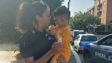 Bimbo di 2 anni solo in strada a torso nudo. La madre: «Non mi ero accorta di niente, se mi denunciate sono rovinata»