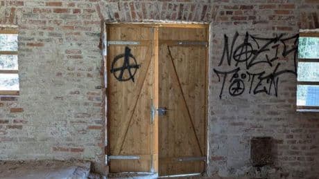 „Nazis töten“ – KZ-Gedenkstätte mit linken Parolen beschmiert