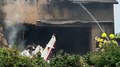 Großeinsatz bei bei Korschenbroich - Kleinflugzeug stürzt in Wohnhaus
