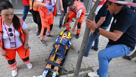 Mikel Landa abandona el Giro en ambulancia tras una fuerte caída en la primera etapa