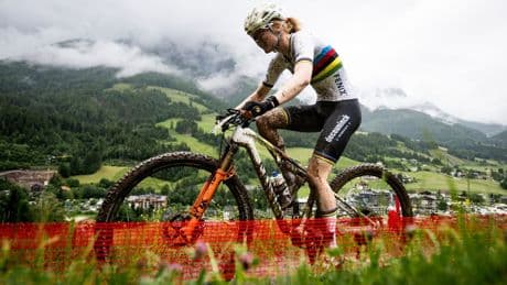 Superieure Pieterse laat pech op mountainbike achter zich met zege in Oostenrijk