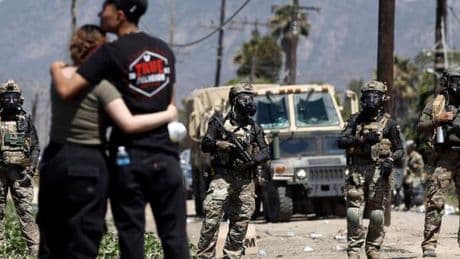 En Californie, heurts entre des défenseurs des droits des migrants et des agents de l’immigration lors d’opérations dans des fermes de cannabis