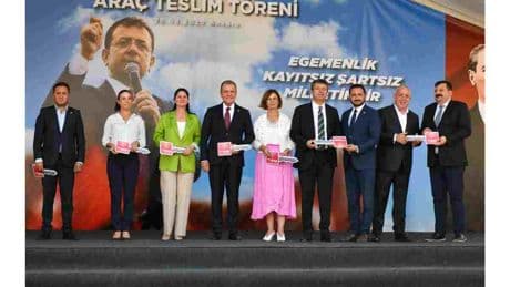 Başkan Ünlüce araç teslim törenine katıldı