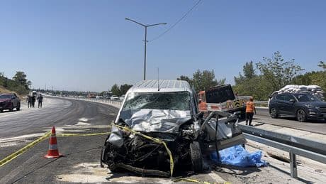 Panelvan ile hafif ticari araç çarpıştı: 3 ölü