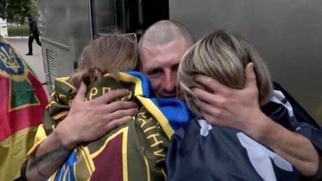 Emotionale Rückkehr im Video: Hier fallen ukrainische Kriegsgefangene ihren Familien in die Arme