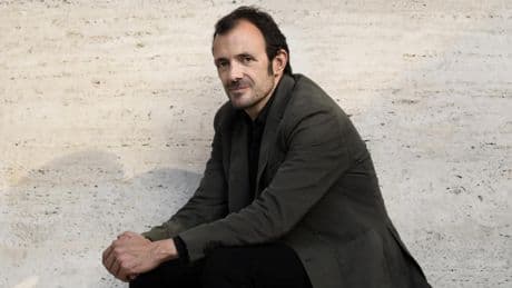 Isaac Rosa y la solución al trastorno del insomnio: "Dormir con alguien puede ser más íntimo que el sexo"