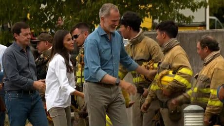 Mañueco evita saludar a los bomberos forestales en la visita de los Reyes a Sanabria