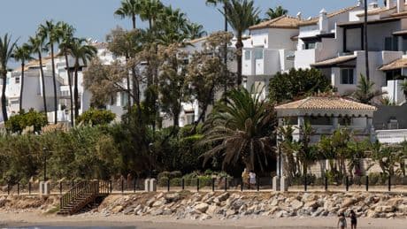 ¿Cuánto cuesta un piso a pie de playa en verano? El alquiler vacacional sube un 7% y roza los 1.300 euros semanales
