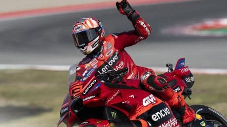 Marc Márquez aprovecha un error de Àlex para ampliar su racha