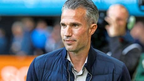 Feyenoord-trainer Robin van Persie dolt met AT5-reporter over Ajax-fans: ’Dat is dus de enige reden?’