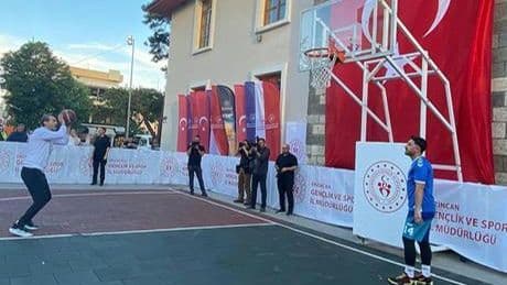 Bakan Bayraktar Erzincan'da gençlerle basketbol maçı yaptı