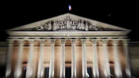 L’ancienne députée transgenre Eva Son-Forget s’introduit dans une chambre privée de l’Assemblée, vide le minibar et vole des robes