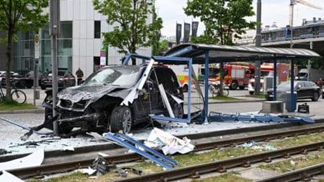 München: Auto fährt in Tram-Haltestelle – mehrere Schwerverletzte