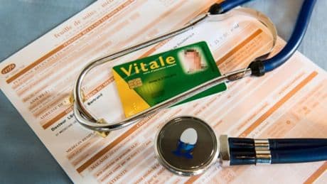 "C'est une véritable trahison": dermatos, pédiatres, kinés et autres pharmaciens manifestent contre le report de 6 mois de leurs revalorisations