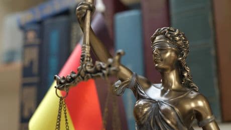 Sie bezog 15 Jahre Sozialleistungen - Gericht streicht Millionen-Erbin das Bürgergeld