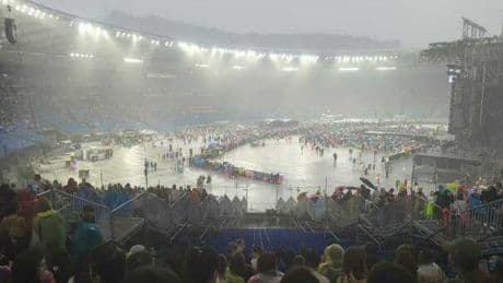 Bomba d'acqua su Roma, il pubblico al concerto di Ultimo lascia il prato dell'Olimpico per ripararsi: cosa sta succedendo