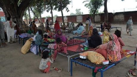Hindistan baraj kapaklarını açtı, Pakistan binlerce kişiyi tahliye etti