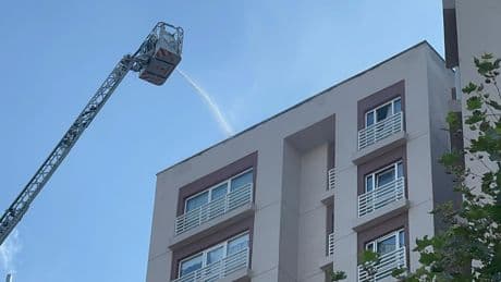 Bağcılar'da 13 katlı binanın çatısında çıkan yangın söndürüldü