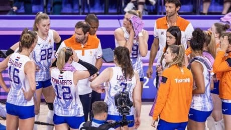 Bondscoach Felix Koslowski is niet onomstreden en moet op zoek naar nieuwe steunpilaren bij Oranje-volleybalsters na dreun van Parijs