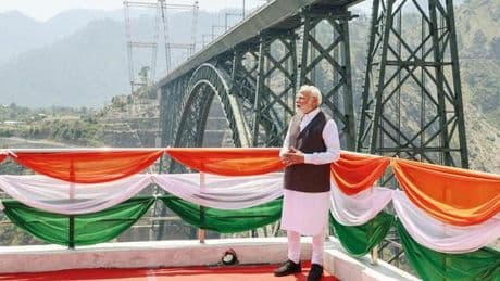 Modi Keşmir’de poz verdi