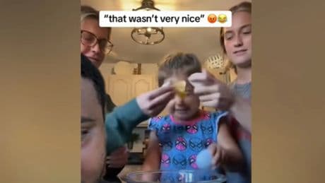 Multa de 1.800 € por cascar un huevo en la frente de su hija por un reto de TikTok