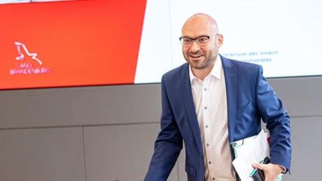 Landesregierung: Innenminister Wilke pendelt jeden Tag - im "rollenden Büro"