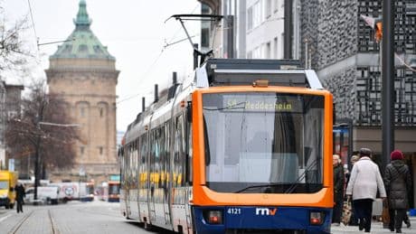 Mannheim: Fußgänger stirbt nach Zusammenstoß mit Straßenbahn