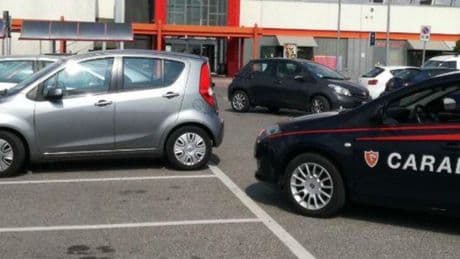 Aspetta la moglie in auto al sole e muore, 35enne stroncato da un infarto. Con lui in macchina la figlia di 3 anni