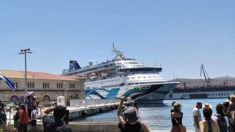 Des manifestants empêchent des touristes israéliens de débarquer sur l’île grecque de Syros