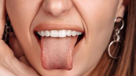 Mundhygiene: Saubere Zunge, frischer Atem – so geht’s richtig