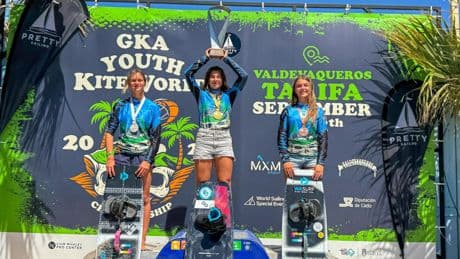 El cantera del kitesurf español deslumbra en el Mundial Juvenil de Tarifa
