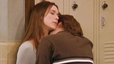 El apasionado beso con Jennifer Love Hewitt que aún sonroja al actor de &#039;Yo y el mundo&#039;