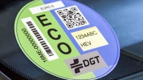 El Gobierno estudia quitar las etiquetas Eco y Cero a algunos coches híbridos, microhíbridos y de gas