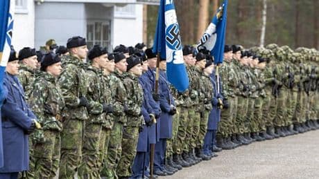 Nato-Soldaten mit Hakenkreuz-Flaggen? Das hat es mit diesen Fotos aus Finnland auf sich