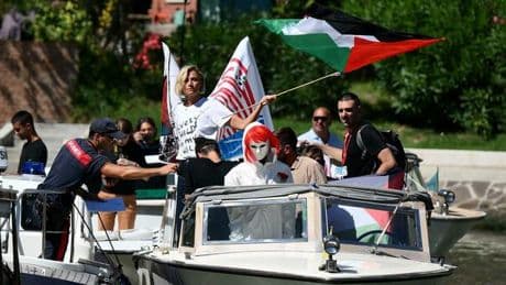 Anna Foglietta fermata dai carabinieri a Venezia a bordo di una lancia: sequestrata bandiera palestinese