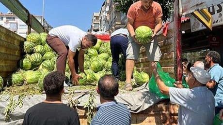 Babasının ölüm yıldönümünde 1 kamyon karpuz dağıttılar: Kapış kapış gitti