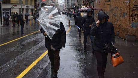 Meteoroloji ve AKOM peş peşe uyardı: İstanbul'da fırtına alarmı!