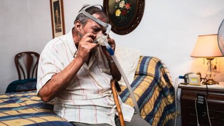 Las secuelas olvidadas del bombero Juan Castro: 33 años de pesadilla, sin poder cerrar las manos, y 14 sin indemnización