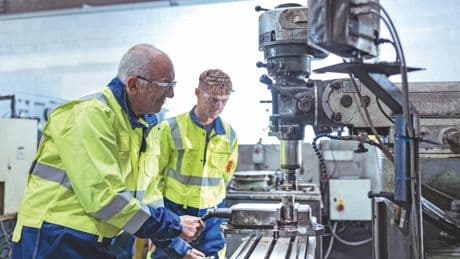 Lavoro anziano: gli over 60 non si fermano più, ecco perché conviene restare al lavoro