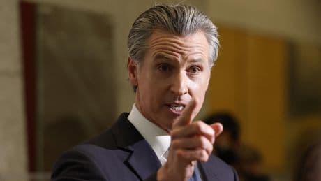Il democratico che imita Trump per batterlo: chi è Gavin Newsom il camaleonte californiano che mira già alla Casa Bianca